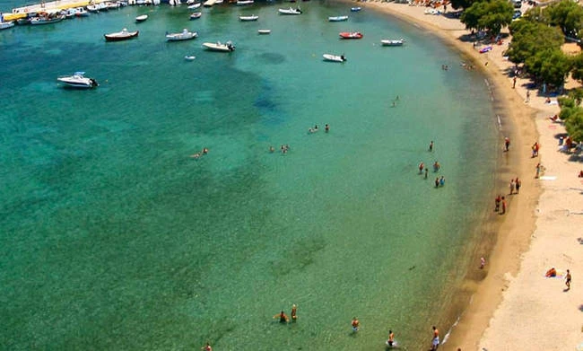 Σοκ στη Μήλο: Έκανε μπάνιο στη θάλασσα δίπλα σε ανθρώπινα κόκκαλα